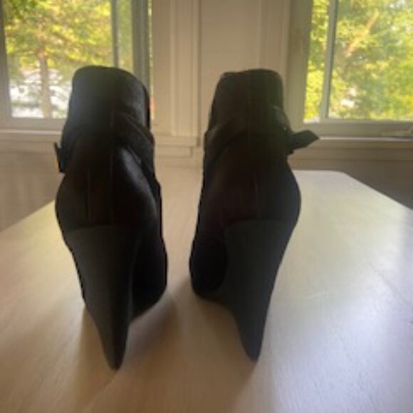 Burberry Wedge Ankle Boot. Color : Chocolate. Size 8US 38UK. - Picture 6 of 9